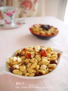 Multi-flavor crispy peanuts