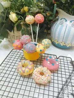 Cake lollipops