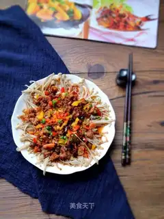 The fragrance of roasted meat and peppers and needle mushrooms
