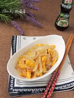Onion fried eggs