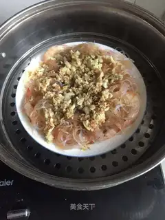 A fan with a back shrimp