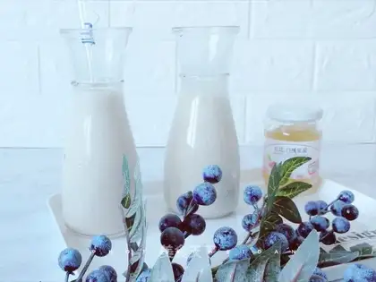 Apple banana, peach sauce shake