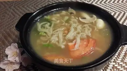 Lazy hands on soup noodles