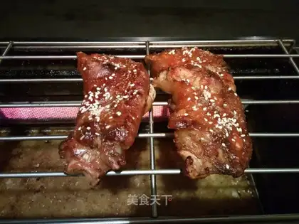 Roasted pig hoof with halo sauce
