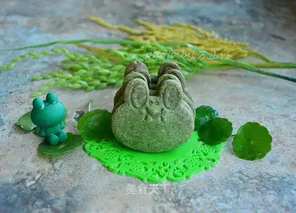 Spinach frog cookies