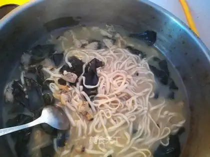 Flowers and sea noodles