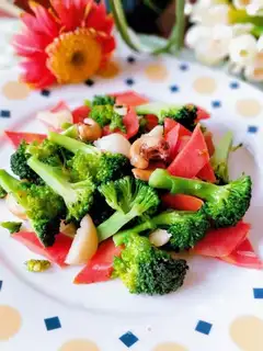 The cashew nuts, the broccoli