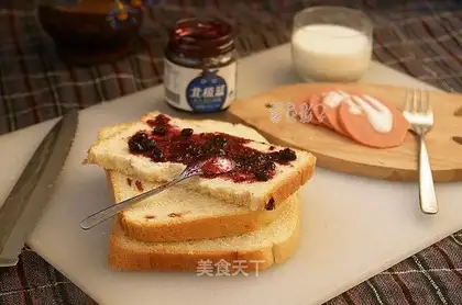 Blueberry sauce toast