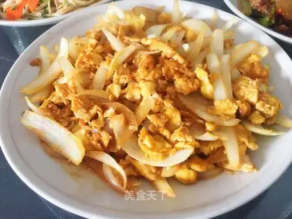 Onion fried eggs