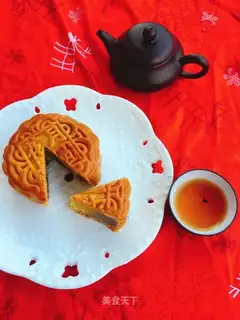 A wide moon cake