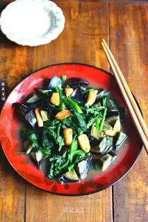 Garlic eggs in spinach