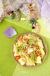Fried sesame apple noodles