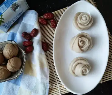 Rose buns