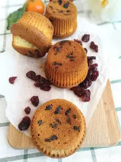 Light cream cranberry cupcakes