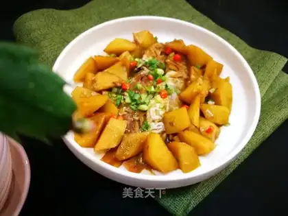 Red-shirt fish and potatoes