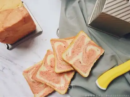 Two-color water cube toast
