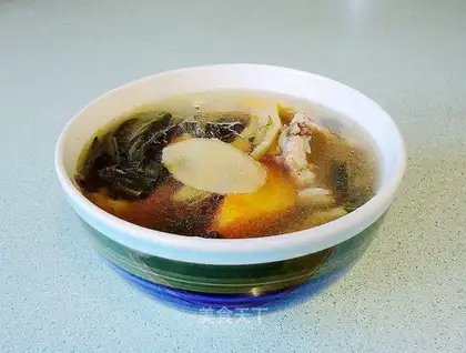 A radish soup for a pig's bone