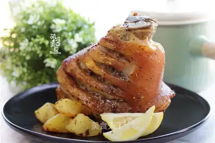 U.S. roasted pork elbow and apple sauce