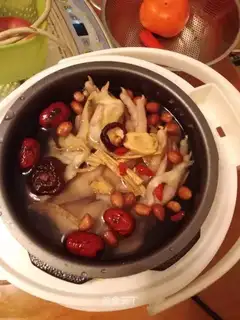 Peanut chicken foot soup