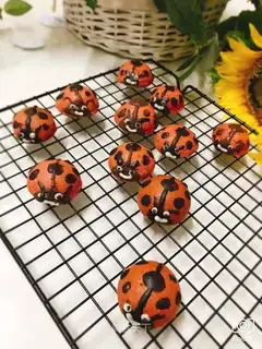 Seven-star ladybug cake