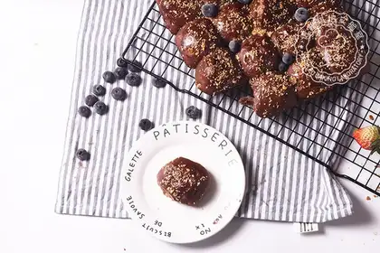 Black pineapple bread