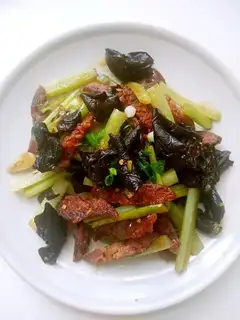 Celery fried sausage