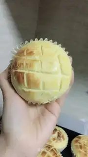 Super pineapple bun