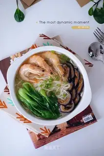 Red crayfish noodles