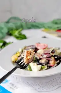 Quinoa red gin salad