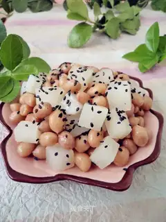 Peanuts with radish