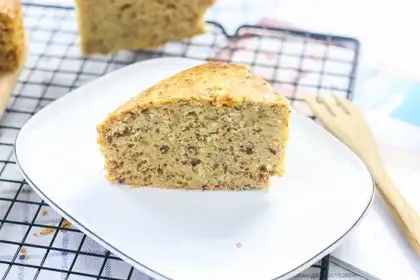 Spray date cake