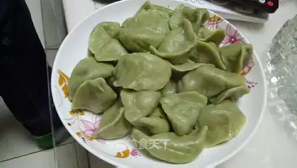 Spinach pasta pork dumplings