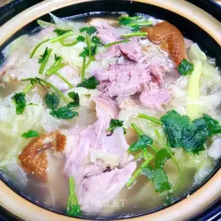 Duck-cooked cabbage