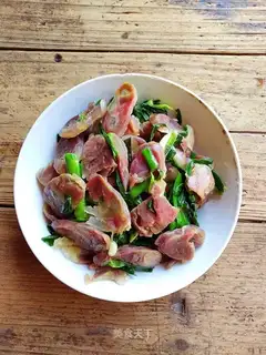 Weenie makes garlic