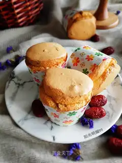 Red-tree raisin cake