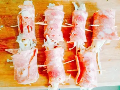 Bacon mushroom roll