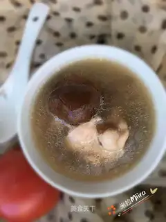 Red mushroom chicken soup