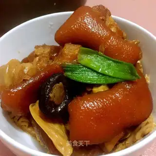 A simple version of red-hot pig feet