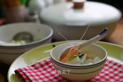 White shrimp radish soup
