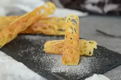 A lace egg roll