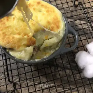 Black pepper cheese and mashed potatoes