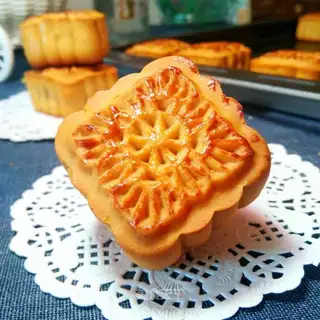 A wide moon cake