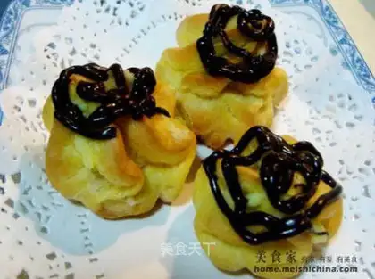 Chocolate cream egg yolk puffs