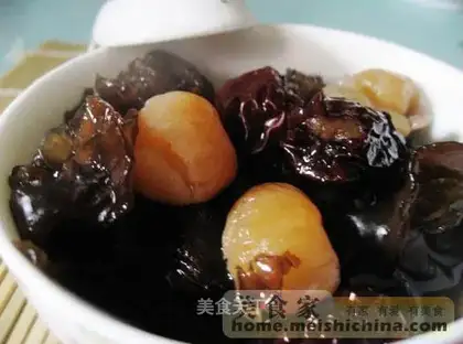 Stewed longan with black fungus and black dates