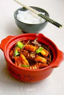 Stewed pork belly with tea tree mushrooms