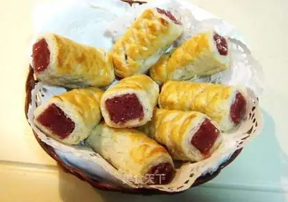 Red fruit crispy rolls
