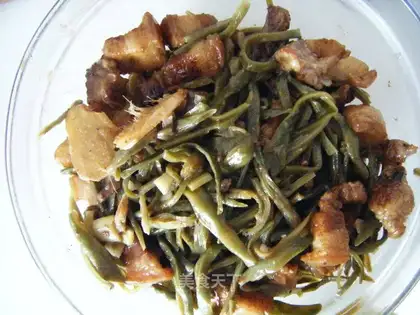 Shredded pork belly with beans