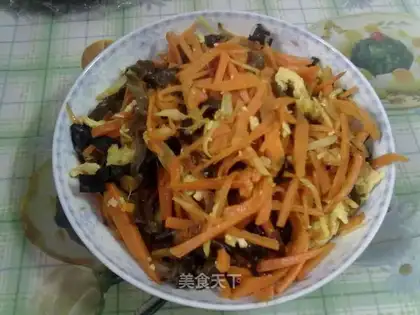 Scrambled eggs with carrot and fungus