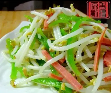 Green pepper mixed with silver sprouts