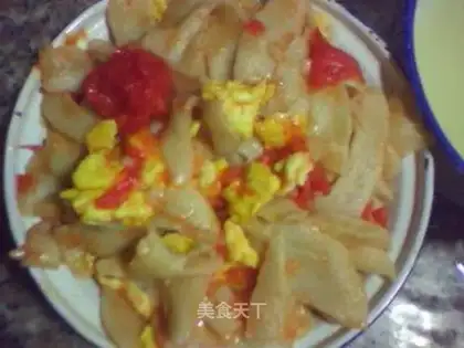 Fried noodles with tomato and egg